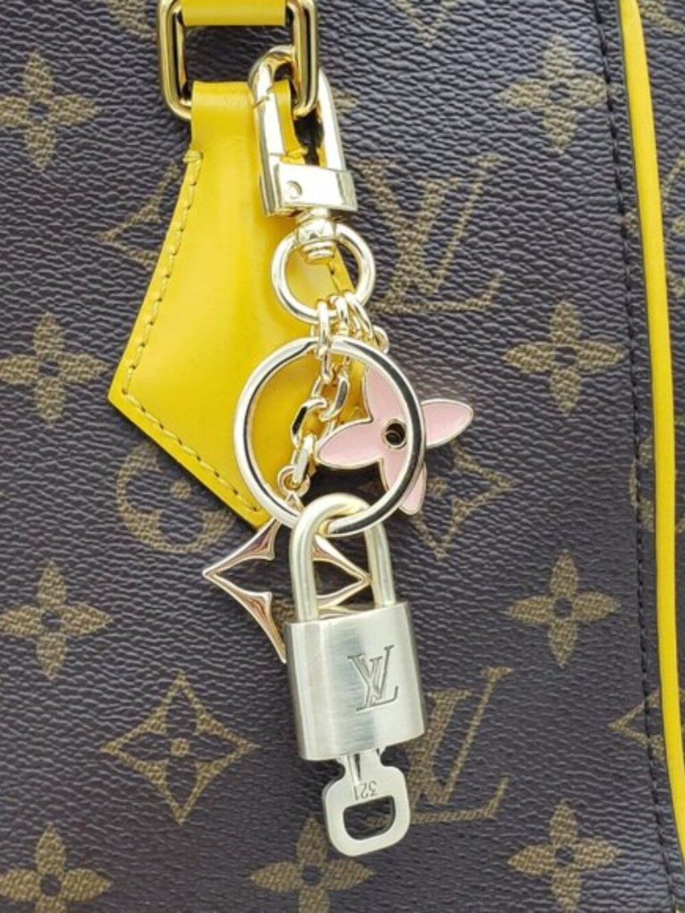 Authentic LV Louis Vuitton Gold Lock & Key 🔑Unbranded Flower Keychain Charm - Picture 9 of 9